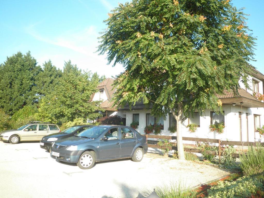 Gruendner Vendeghaz Bed and Breakfast Siófok Buitenkant foto