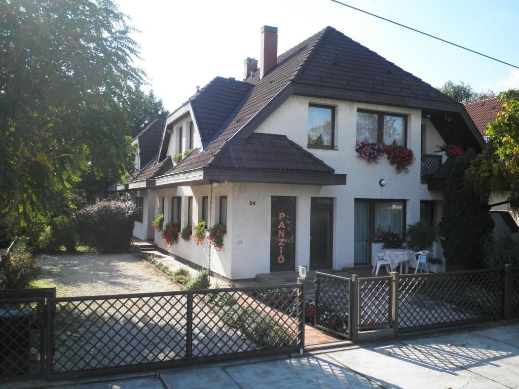 Gruendner Vendeghaz Bed and Breakfast Siófok Buitenkant foto